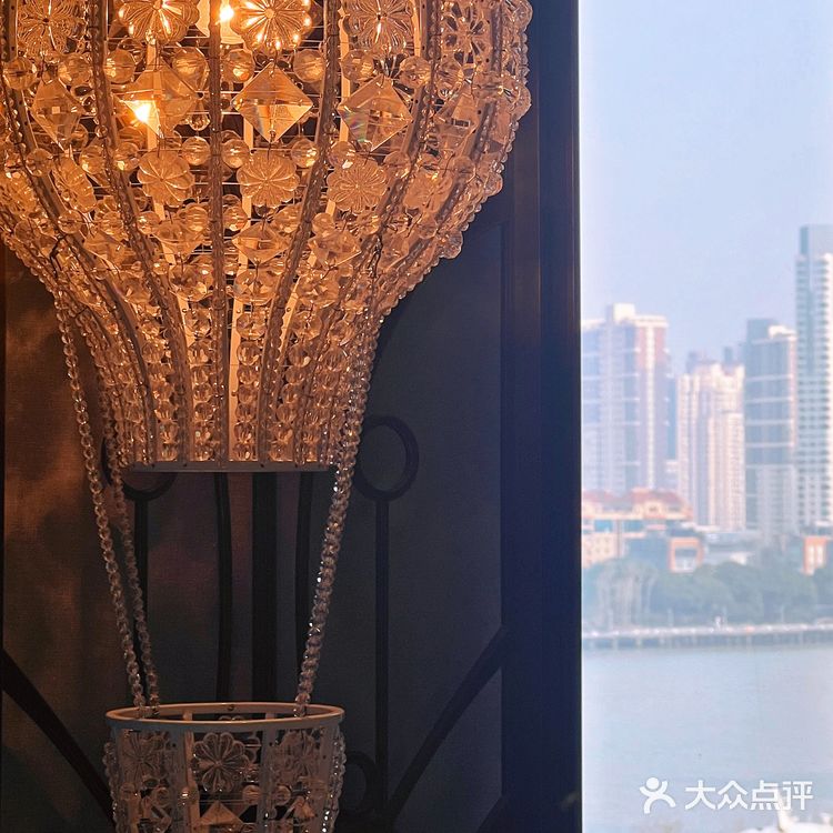 上海外滩老钱风奢牌酒店，竟然吃到繁花同款油墩子！