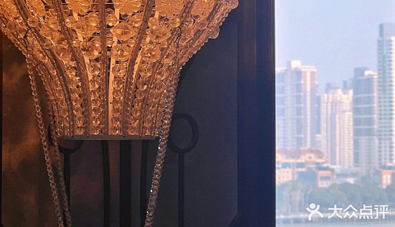 上海外滩老钱风奢牌酒店，竟然吃到繁花同款油墩子！