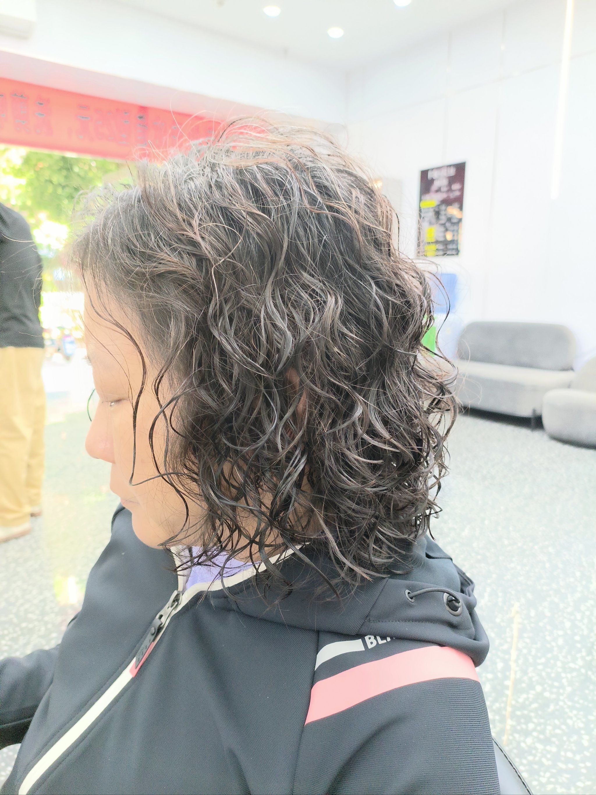 中小卷显蓬松,显高贵易打理适合中短发成熟大姐