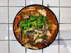 招牌炸酱酸辣米线-肥汁米蘭香港米线(长宁来福士店)