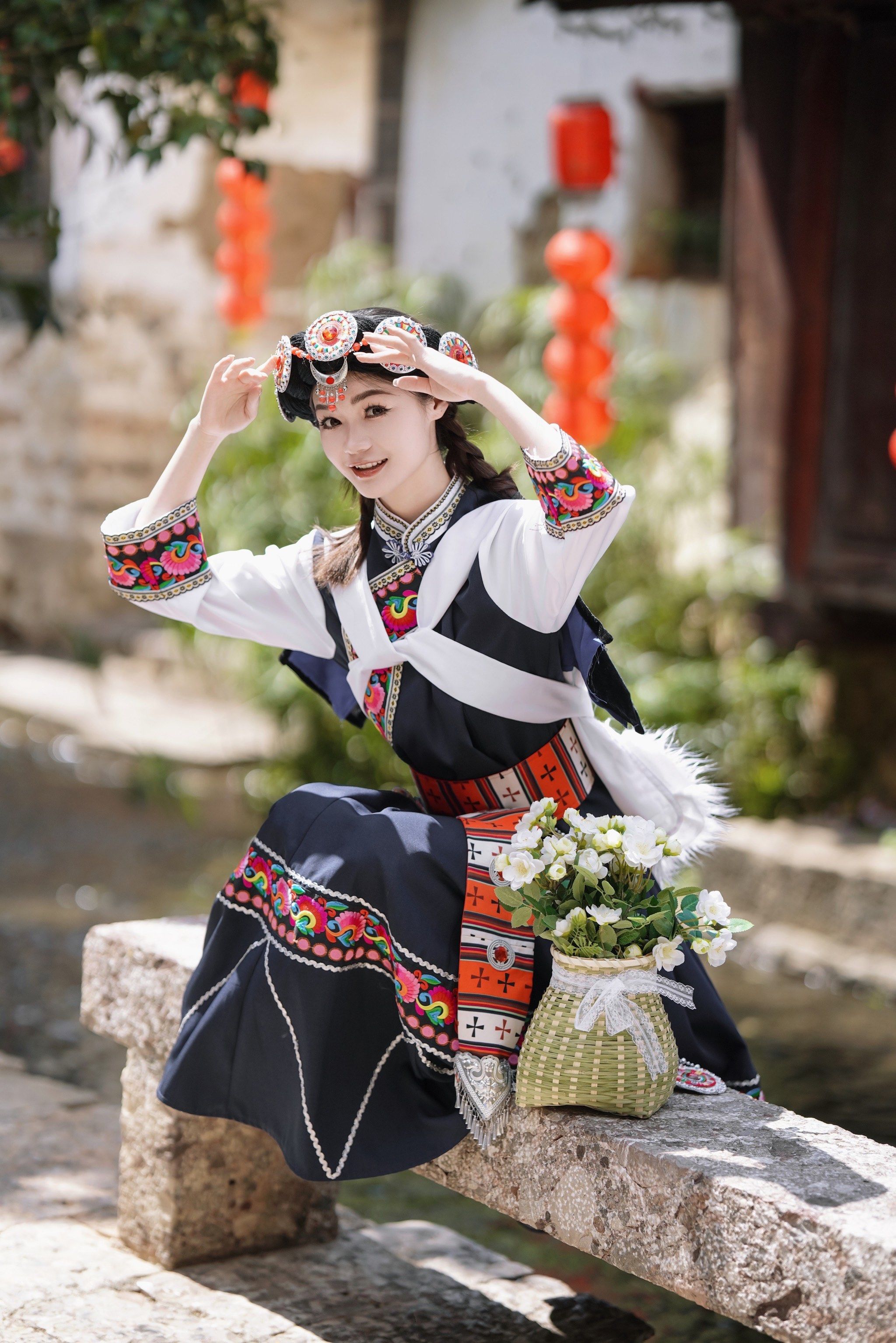 披肩如月,背负繁星\n感受纳西族女孩的勤劳勇敢\n不去畏惧未来,不