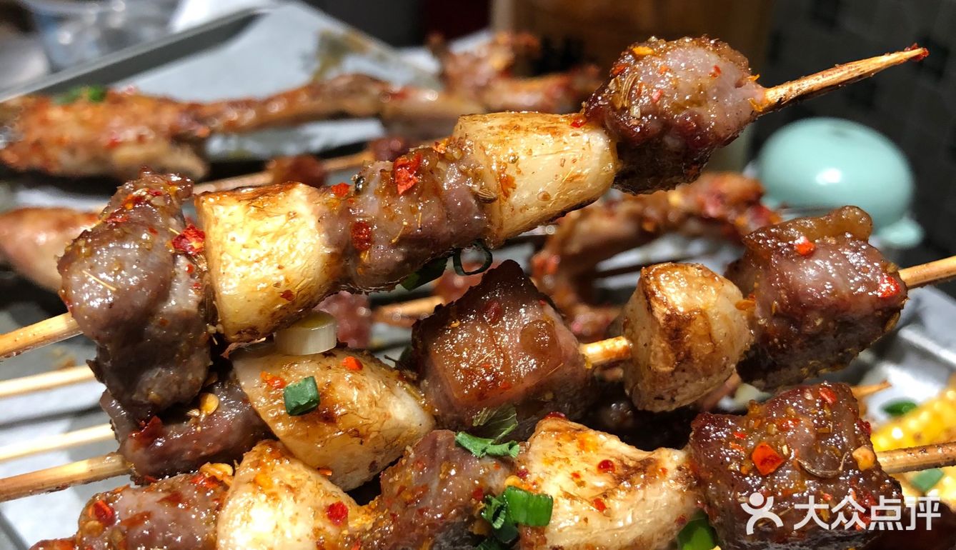 记得上次是在县正街吃的炸炸炸,这个是老店是做烧烤的