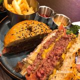 一口过瘾，肉汁饱满的巨大汉堡