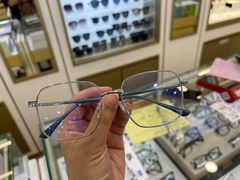 -美式眼镜·授权蔡司.依视路.尼康.豪雅.明月(人民广场店)