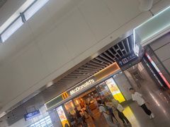 -麦当劳(上海虹桥站30B检票口楼上)