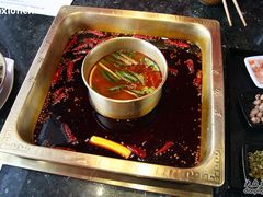 鸳鸯锅底，中间换番茄锅-王家渡火锅店(棕榈泉店)