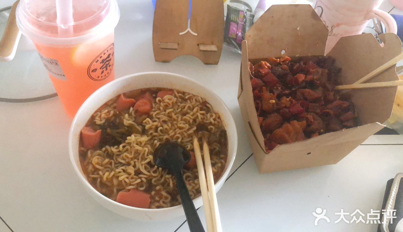 天街新开了一家炸货店,与以往的炸货不同的是