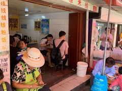 等位区-洪记凉米线(新兴路店)