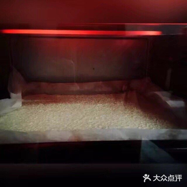 烤了满满一盘香酥可口的芝麻薄饼