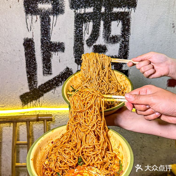 好奇怪啊！你们西安人吃面都蹲着？？