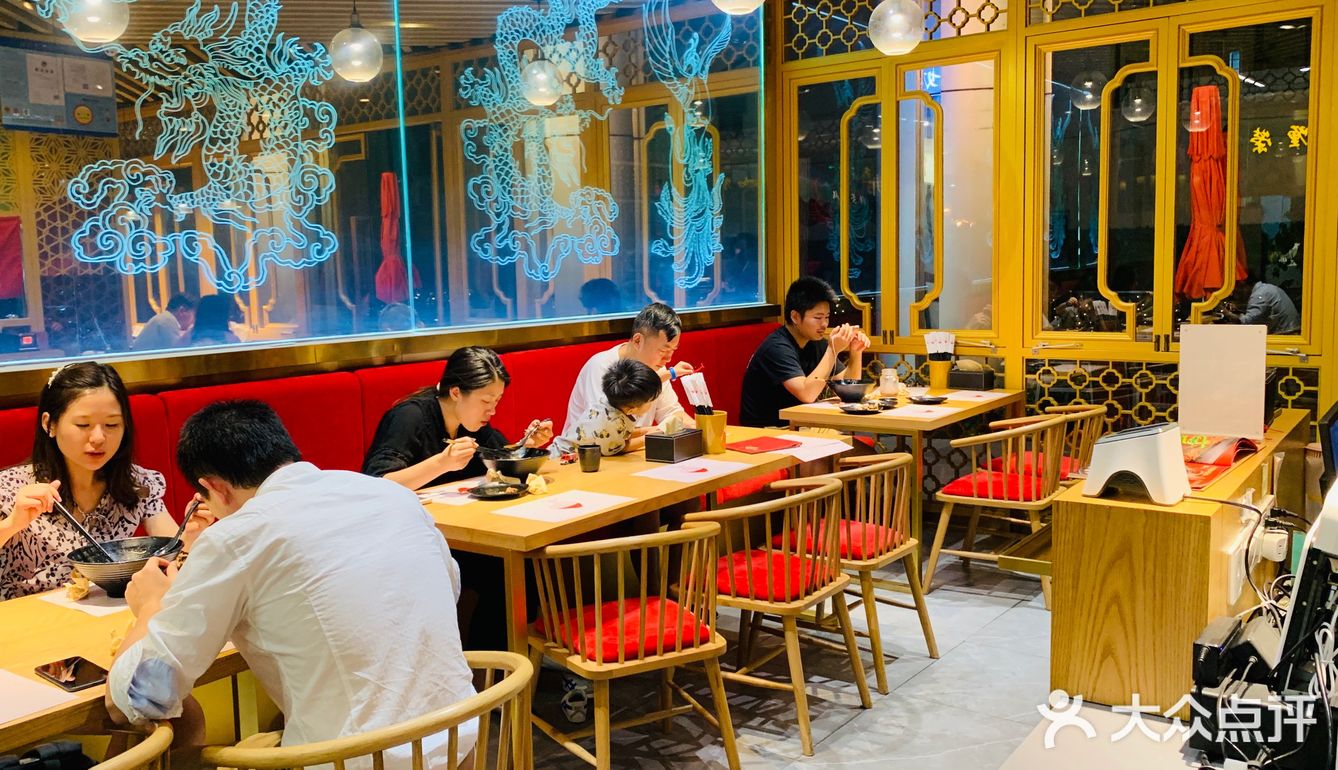 红黄的面店主基色，非常喜气也非常贵气！就连墙上的价目表