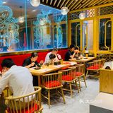 红黄的面店主基色，非常喜气也非常贵气！就连墙上的价目表