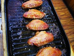 料理烤焦香翅中-老东镇啤酒屋海鲜加工·蒸汽海鲜·海鲜烧烤(台东店)