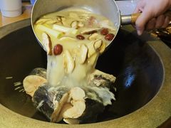 -咕嘟草帽鱼·牛奶一样的鲜鱼汤(天鹅湖万达广场店)