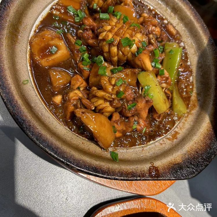 摸愚家的砂锅菜是我们一致认为的一家，毕竟砂锅炖的菜更香