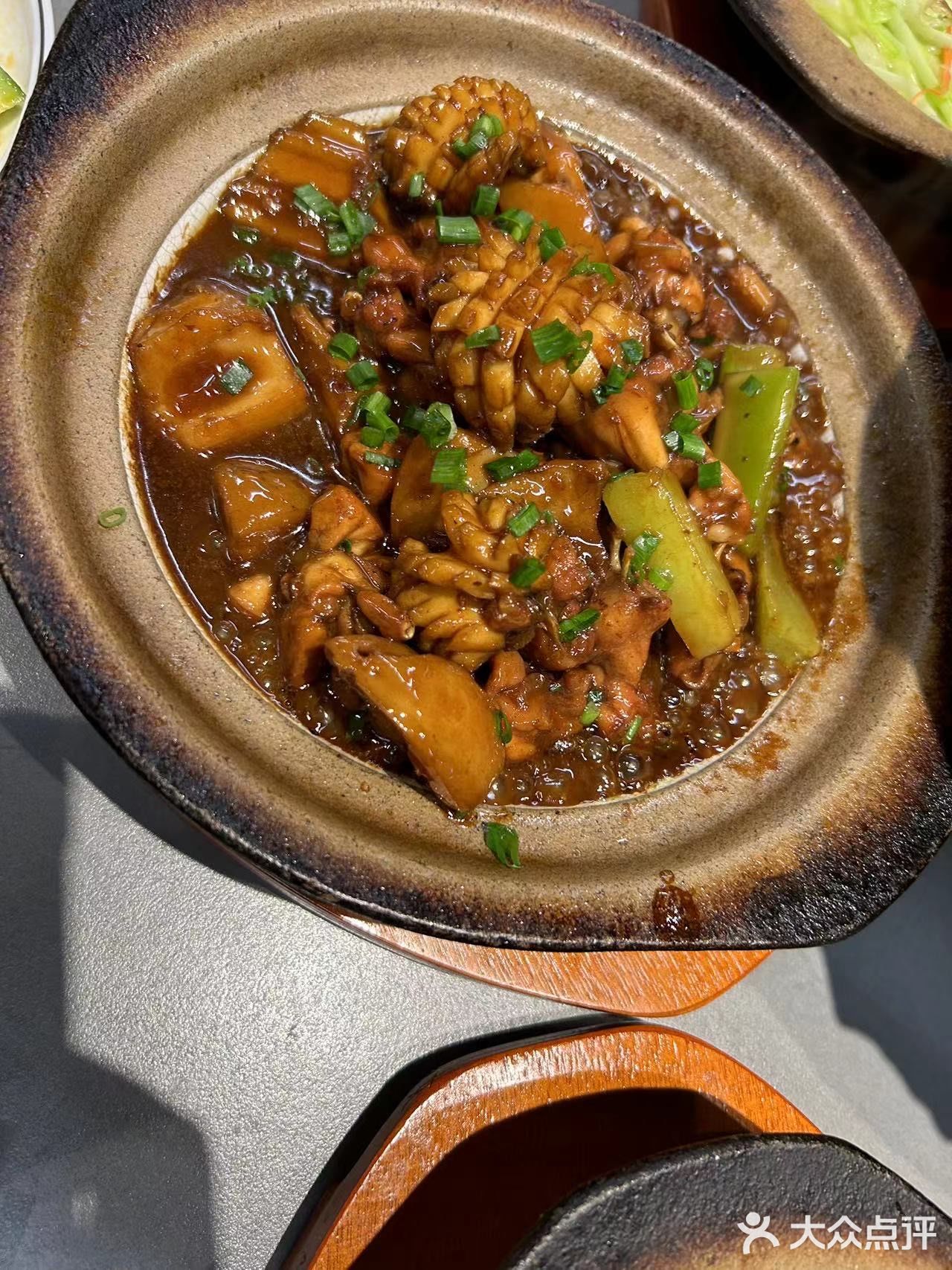 摸愚家的砂锅菜是我们一致认为的一家，毕竟砂锅炖的菜更香