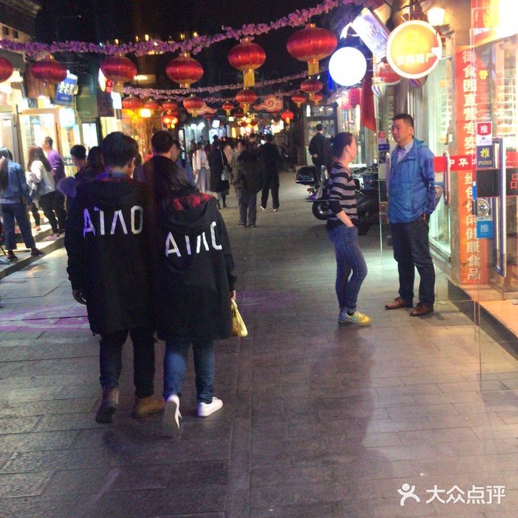 后海是北京有名的地标，酒吧一条街著名
