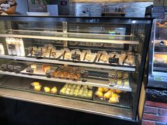 面包甜点陈列柜-啊噗吐呦现场烘焙(麦凯乐店)