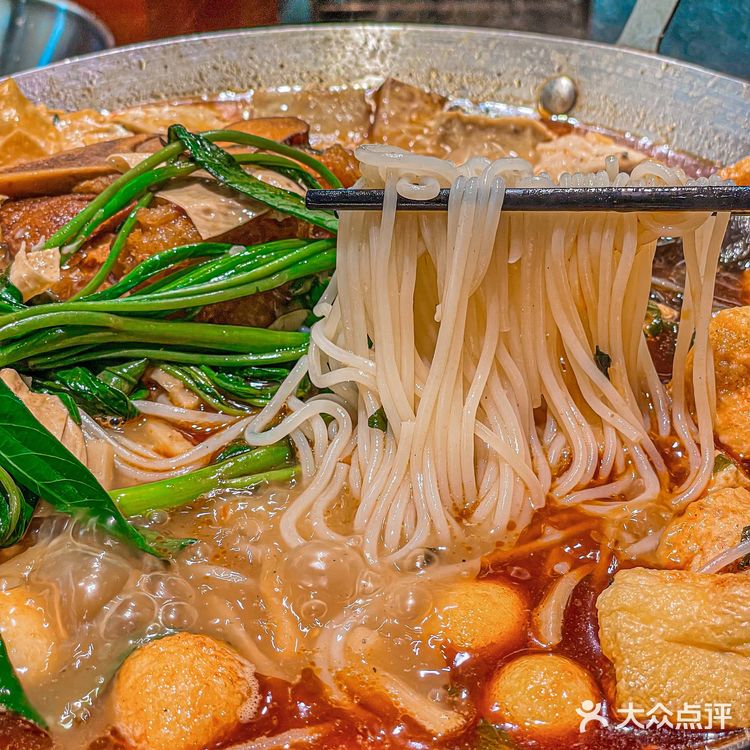 总要来广州吃一次ong菜加满的螺蛳粉鸭脚煲吧‼️