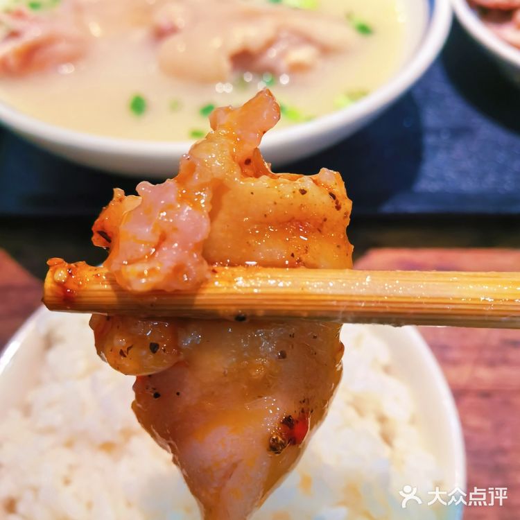 解放碑协信星光背后的一家宝藏午餐店，软糯滑嫩的蹄花！