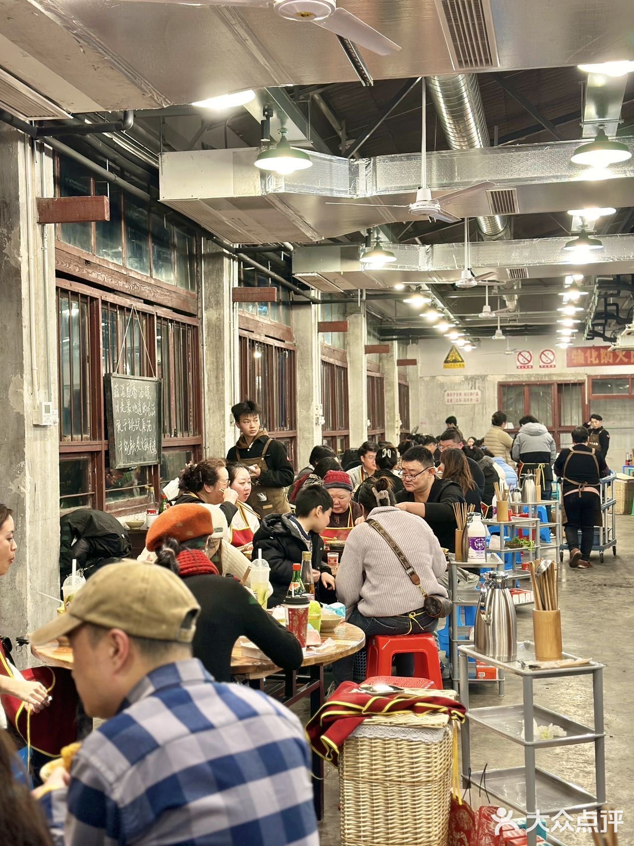 烟火气拉满！在这家火锅店穿越回到八零年代🔥