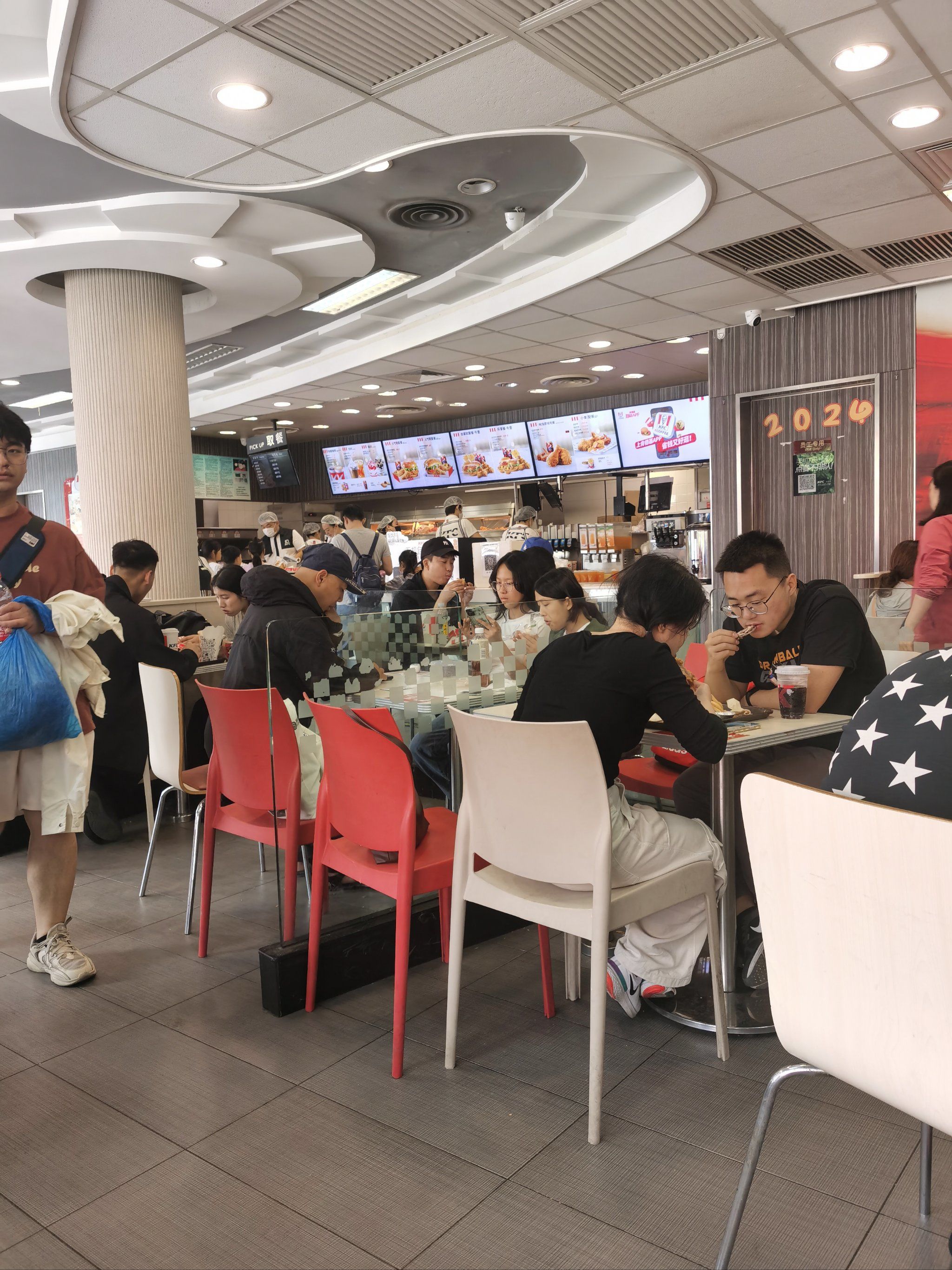 n这个肯德基一天只营业几个小时,刚开始就人很多,一直排队,人就眯有