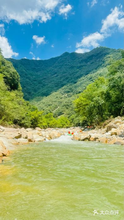 雅鲁激流探险漂流图片