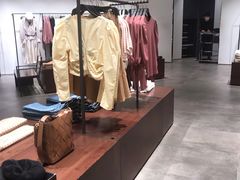 -URBAN REVIVO(高德置地广场·春广场店)