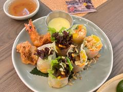 酥炸老虎虾香芒米纸卷配榴莲汁-CHINCHIN 青青·泰国料理(万象食家店)