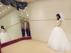 -觅白婚纱礼服馆
