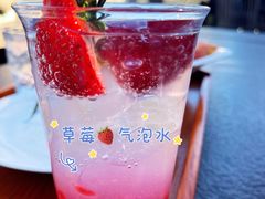 草莓气泡水-火火咖啡&茶空间