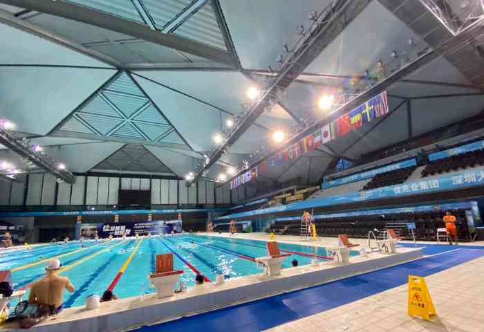 水质干净,泳池够大,分深浅两池