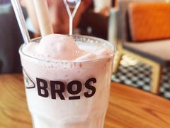 草莓奶昔-Moka Bros 摩卡站(西单大悦城店)