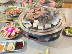 -围炉肉舍•炭烤活鳗•丹东海鲜烤肉(步行街店)