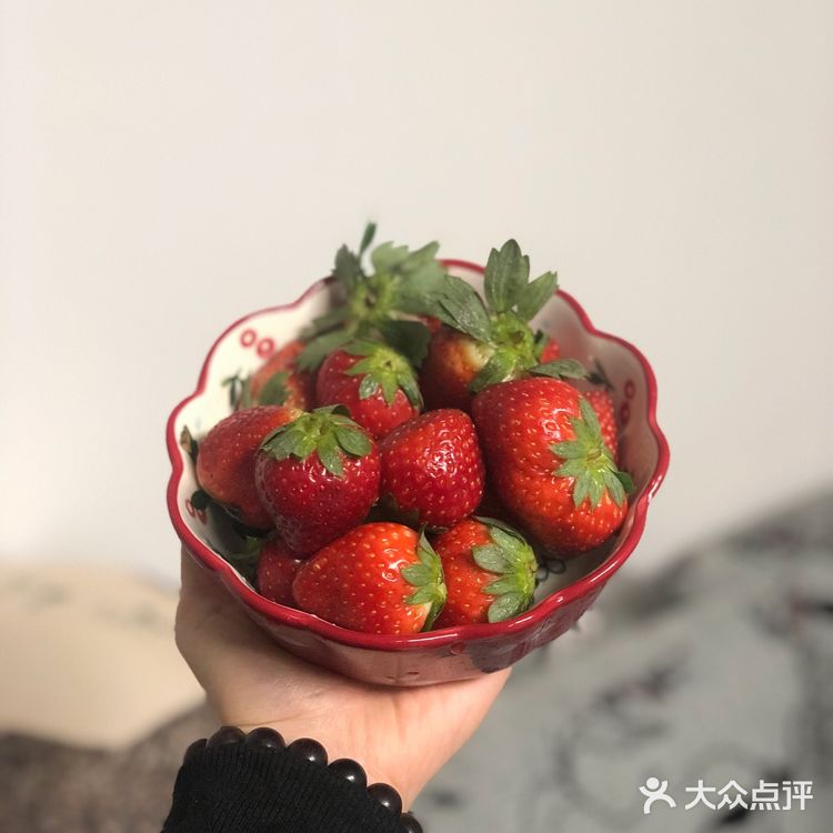 嘻嘻嘻好吃满足！一定要加蚝油炒 车厘子和草莓！