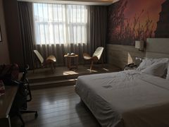 -西安大雁塔科技大学地铁站亚朵酒店