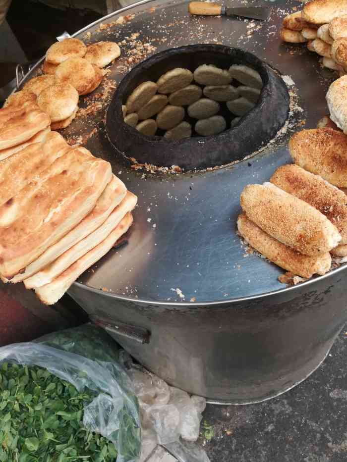 小牛烧饼店面不大但是炭火大炉烤的烧饼非常好吃