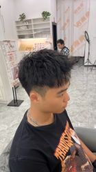 点击看大图 -V8潮牌·接发烫染连锁