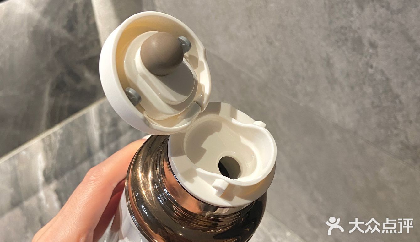 问了店员说是今天刚出来的新品，白色珠光镜面好好看呀