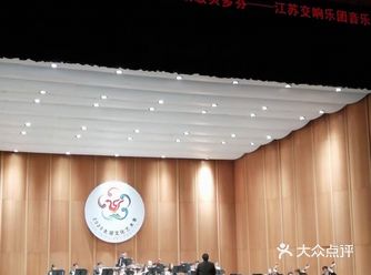大一点的孩子需要门票的。在听表演时不能录像
