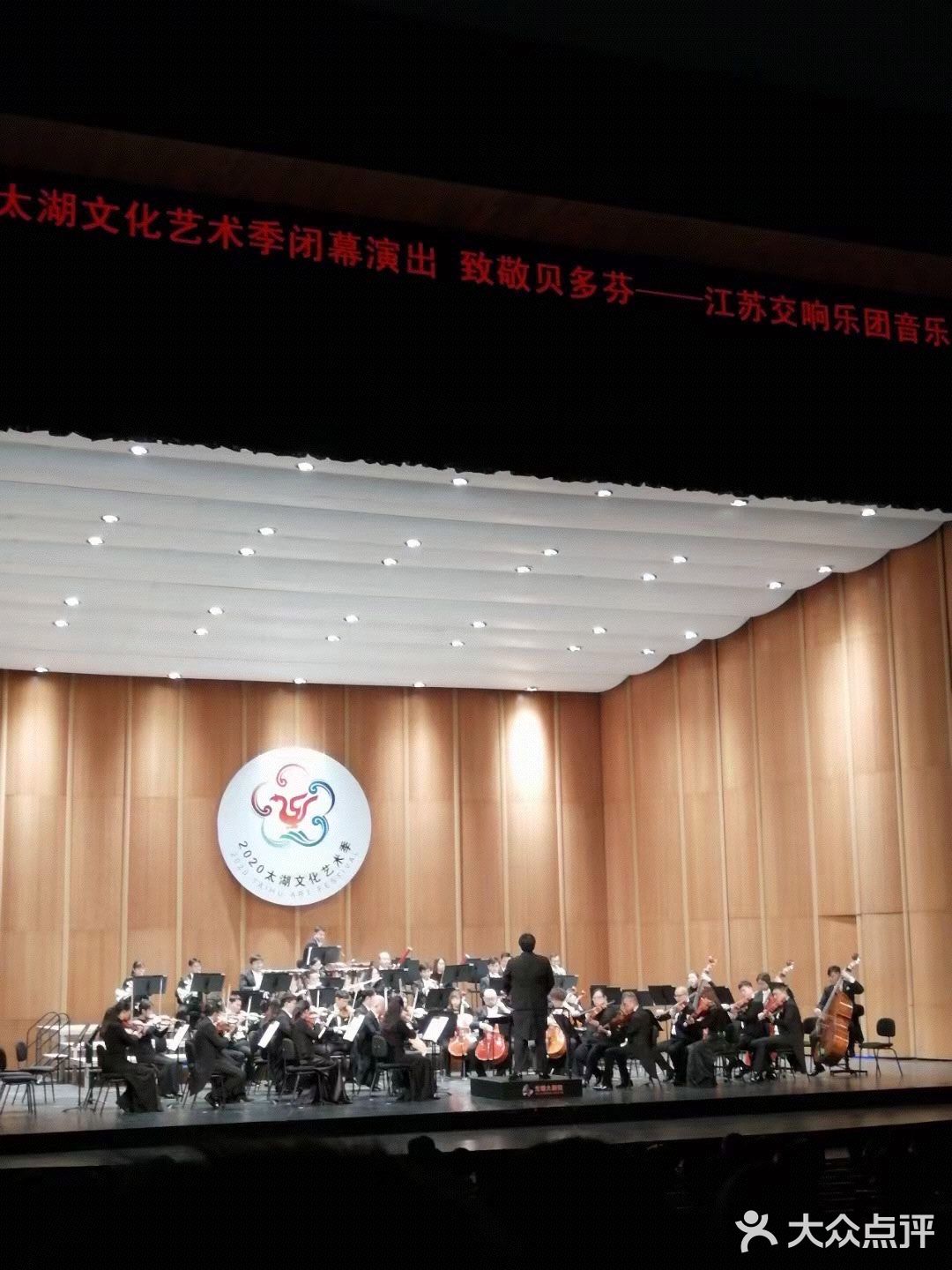 大一点的孩子需要门票的。在听表演时不能录像