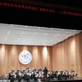 大一点的孩子需要门票的。在听表演时不能录像