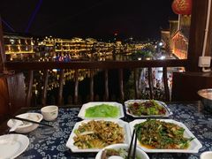 -临江餐馆二楼美食部落