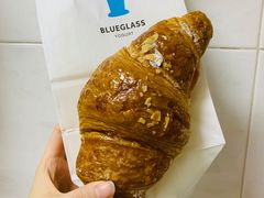 蜂蜜杏仁牛角包-Blueglass酸奶(财富购物中心店)