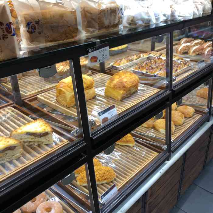 贵州龙的面包我刚开始是听我同事介绍的,因为是连锁店,我进去买了一个