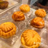 忍不住开始挑选,他们家的黄油年糕和蛋挞都是主打哦