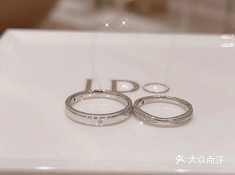 订婚日子比较急,周末有空就把对戒买了,商场各个品牌试