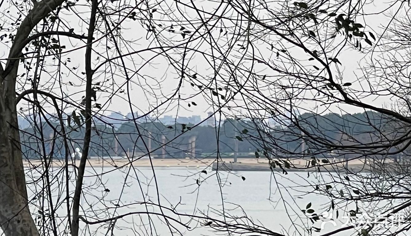 浪漫的冬日郊游地