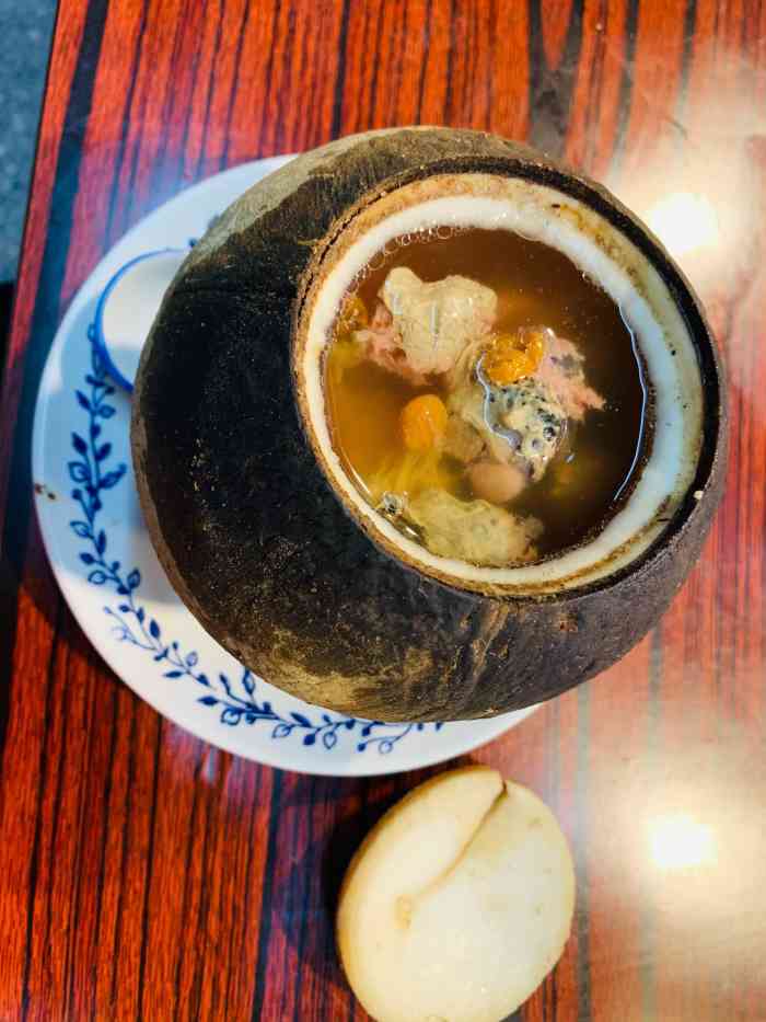 我想说吃的人真的很多因为炖品都是现成的所以排队起来也挺快的只是店