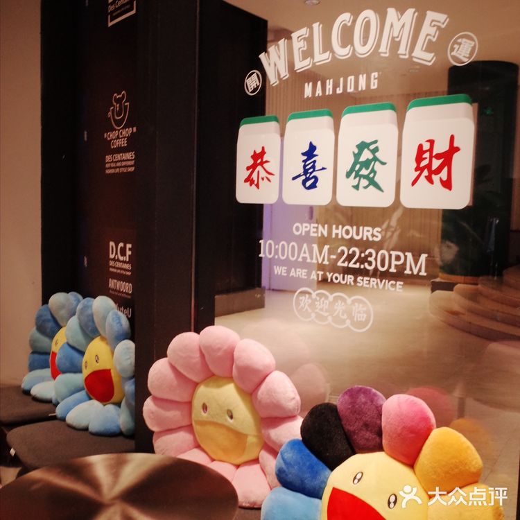 这家咖啡馆居然还是个潮流集合店?!